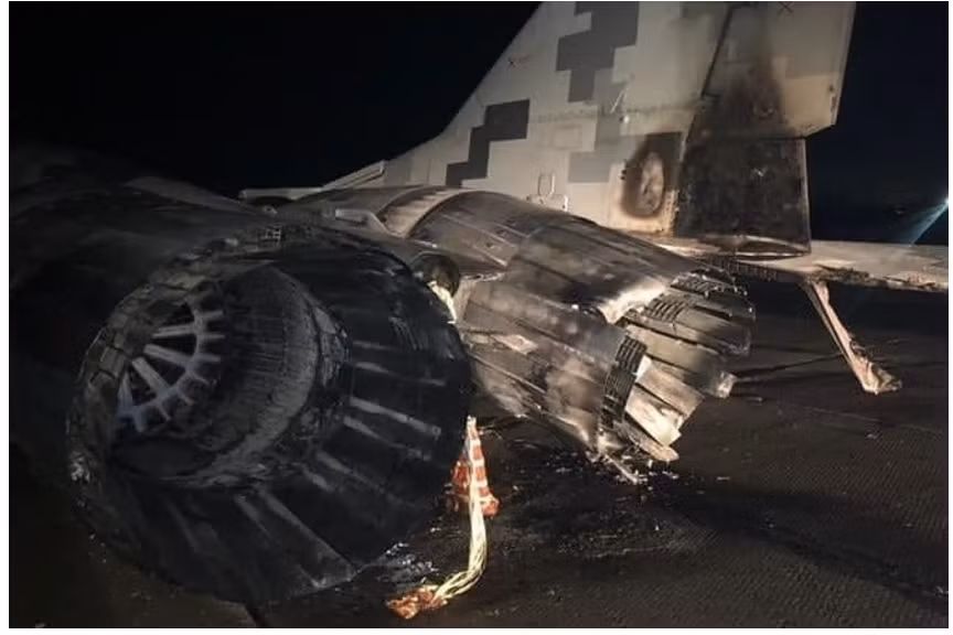 Nhiều cảnh quay cũng xuất hiện cho thấy các đơn vị máy bay chiến đấu MiG-29 nằm trên sân bay của Ukraine phải chịu những tổn thất lớn trước các cuộc tấn công bằng tên lửa hành trình của Nga. Bên cạnh đó, một chiếc Su-27 của Ukraine cũng được cho là đã bị bắn hạ bởi chính hỏa lực của phòng không nước này.