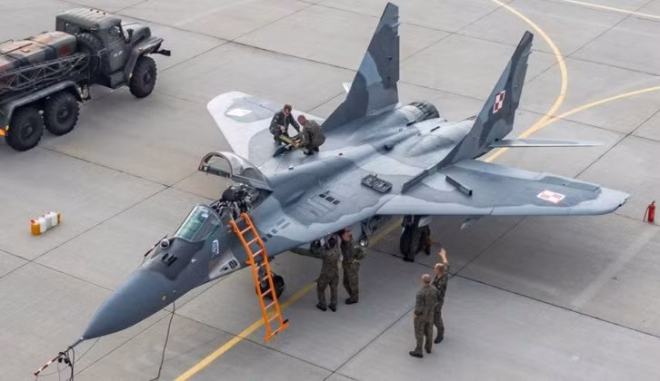 Theo các chuyên gia quân sự, khả năng có một số lượng lớn MiG-29 sẽ được tặng như một phương tiện để nâng cao tinh thần của người Ukraine. Tuy nhiên, việc sử dụng MiG-29 chỉ là biện pháp tạm thời, bởi Nga hiểu rất rõ về loại máy bay này và có cách đối phó hiệu quả với MiG-29 Ukraine. Nguồn ảnh: Airliners.