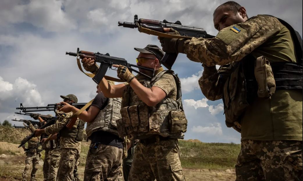 Từ lâu đã có thông tin rằng, lính đánh thuê Ba Lan đã đấu súng với quân Ukraine để trốn thoát khỏi chiến trường, bây giờ có vẻ như độ tin cậy của tin tức này là rất cao. Việc "Quân đoàn Warsaw" bị nợ lương đã gián tiếp khẳng định, những lính đánh thuê nước ngoài đến Ukraine chiến đấu, thực sự có sự “chống lưng” chính thức từ nhiều quốc gia khác nhau phía sau. 