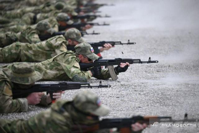 Theo thông tin được tờ RIA đăng tải, Quân đội Nga cũng đã tổ chức 5 cụm tác chiến lớn ở hướng nam, đông nam, đông, bắc, trung tâm; đồng thời bắt đầu điều động quân tình nguyện ở Nga và thành lập hàng chục tiểu đoàn đưa vào chiến trường Ukraine. 