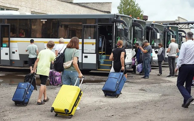 Moskva đã tổ chức sơ tán triệt để dân thường ở khu vực tiền tuyến đến "khu vực an toàn" ở phía đông, một mặt để giảm bớt thiệt hại cho các cuộc tấn công của quân đội Ukraine (AFU), mặt khác để tạo dựng nền tảng đạo đức cho những "người bảo vệ".