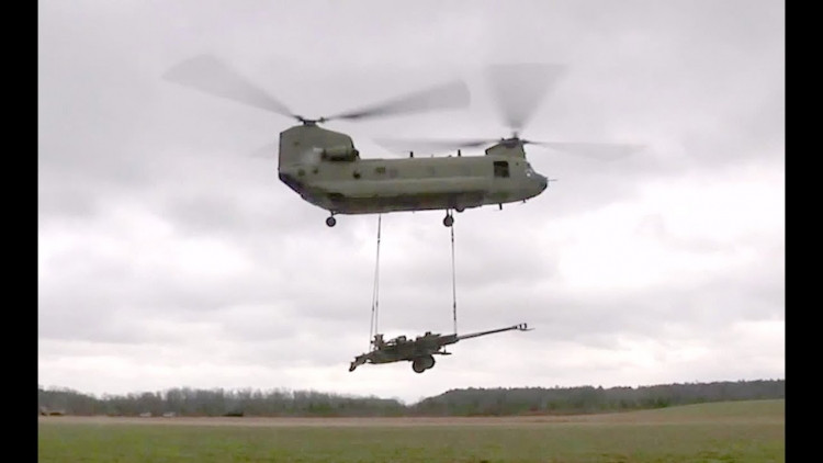 Nên nhớ, chiến trường Ukraine không phải là ở Iraq hay Afghanistan, khi các lực lượng IS và Taliban hoàn toàn không thể phản pháo. Và nếu quân Mỹ cần di chuyển M777 đến một nơi khác, thì theo quy định, họ sử dụng trực thăng để cẩu, chứ ít khi dùng xe kéo pháo như ở Ukraine.