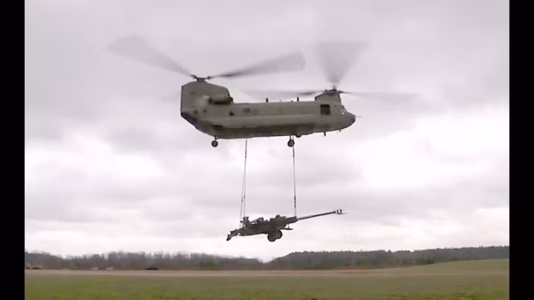 Nên nhớ, chiến trường Ukraine không phải là ở Iraq hay Afghanistan, khi các lực lượng IS và Taliban hoàn toàn không thể phản pháo. Và nếu quân Mỹ cần di chuyển M777 đến một nơi khác, thì theo quy định, họ sử dụng trực thăng để cẩu, chứ ít khi dùng xe kéo pháo như ở Ukraine.