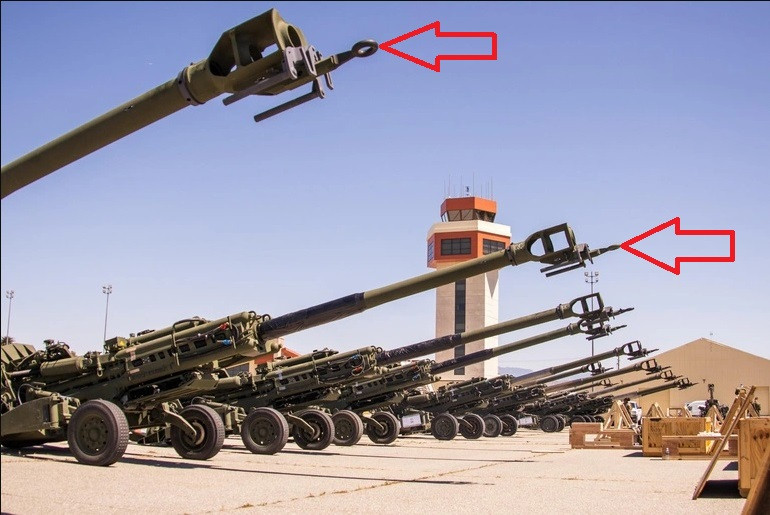 Một yếu tố quan trọng nữa ảnh hưởng đến mức độ chính xác của pháo M777, đó là việc nòng pháo bị “cong” vì lý do di chuyển. Do khẩu M777 được kéo bởi móc kéo, gắn vào đầu nòng pháo; với trọng lượng của khẩu pháo là 4 tấn, nên khi phải liên tục di chuyển trên những địa hình gồ gề, sẽ làm ảnh hưởng đến mức chính xác của nòng pháo.