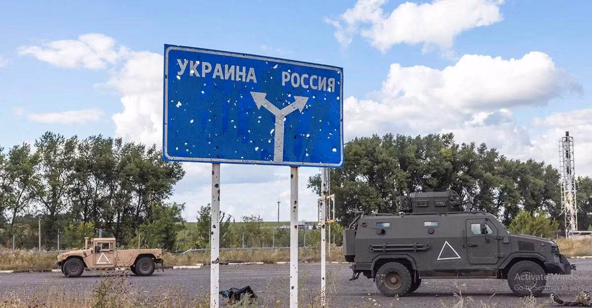 Điều đặc biệt cấp bách là RFAF đang cố gắng cắt đứt đường tiếp tế của 9 lữ đoàn Ukraine đã tiến vào lãnh thổ Kursk. Một khi thành công, 27.000 binh sĩ AFU sẽ đứng trước nguy cơ bị tiêu diệt. Đến lúc đó, tỉnh Sumy sẽ mất đi sức mạnh phòng thủ, các thành phố quan trọng Kiev và Kharkov cũng sẽ trực tiếp đối mặt với mặt trận của RFAF.