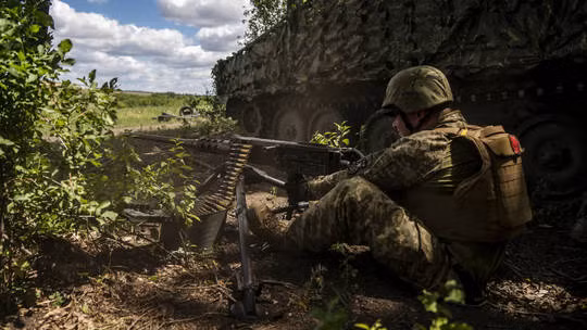 Đối với Ukraine, đây chắc chắn là vấn đề sinh tử. Vì vậy, AFU chỉ có thể lựa chọn tấn công bằng toàn bộ lực lượng, sử dụng vũ khí trang bị hiện có, sử dụng chiến thuật phòng thủ linh hoạt để ngăn chặn cuộc tấn công của quân Nga hoặc ngồi chờ chết, nhìn RFAF bao vây thành công và chứng kiến hàng vạn binh sĩ của họ hy sinh trên chiến trường.