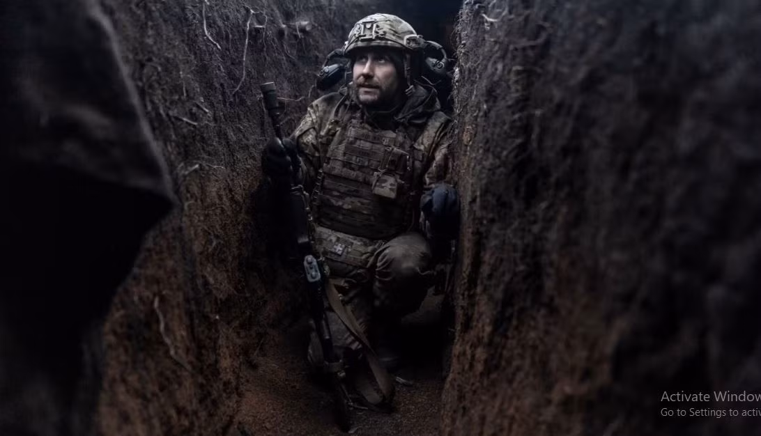 Ngược lại với đòn tất tay của Tướng Syrsky ở Kursk, quân Ukraine ở mặt trận Donetsk đang trên bờ vực sụp đổ; trong khi quân Ukraine ở hướng Kharkov cố thủ dọc sông Oskol, nên khó phát động một cuộc tấn công hiệu quả.