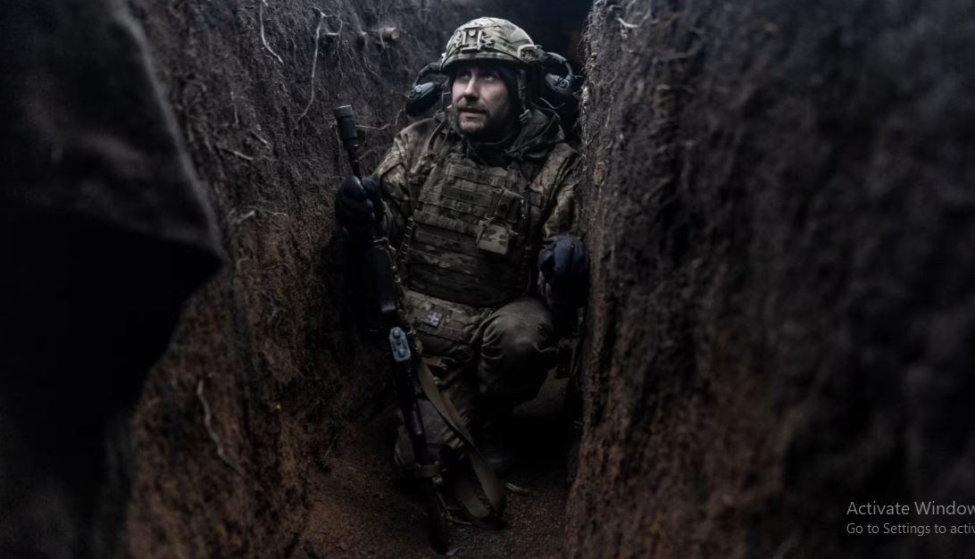 Ngược lại với đòn tất tay của Tướng Syrsky ở Kursk, quân Ukraine ở mặt trận Donetsk đang trên bờ vực sụp đổ; trong khi quân Ukraine ở hướng Kharkov cố thủ dọc sông Oskol, nên khó phát động một cuộc tấn công hiệu quả.