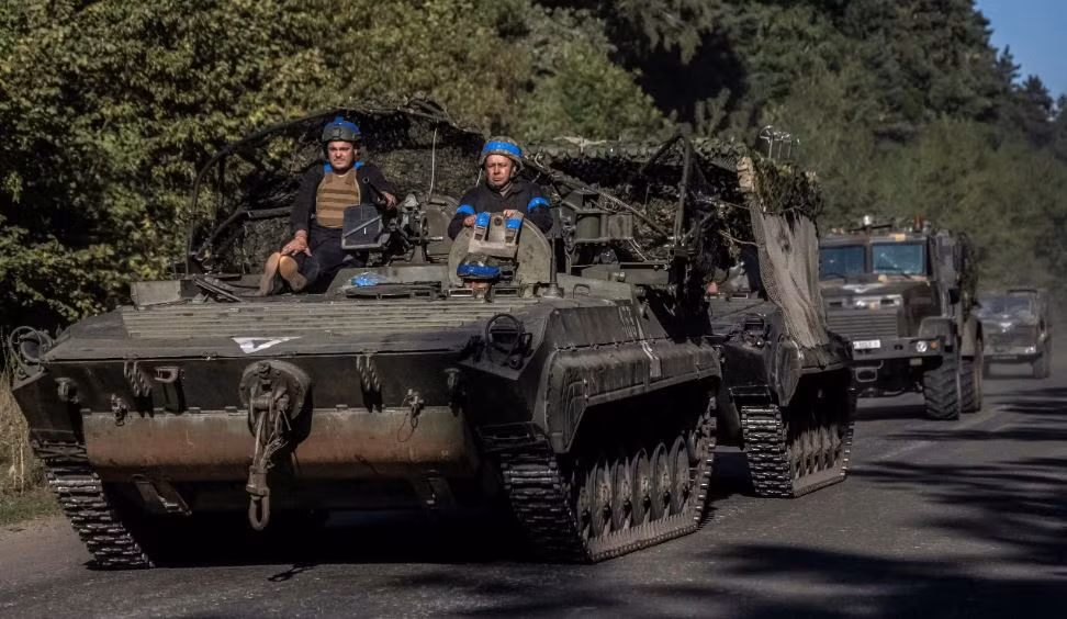 Kênh Military Summary cho rằng, cũng không thể loại trừ khả năng AFU cũng đang chuẩn bị rút lui chiến lược và che giấu ý định thực sự của mình bằng cách pháo kích quy mô lớn một cách vô tội vạ. Tuy nhiên, xét theo tình hình chiến lược hiện tại của Ukraine, khả năng này là tương đối nhỏ.