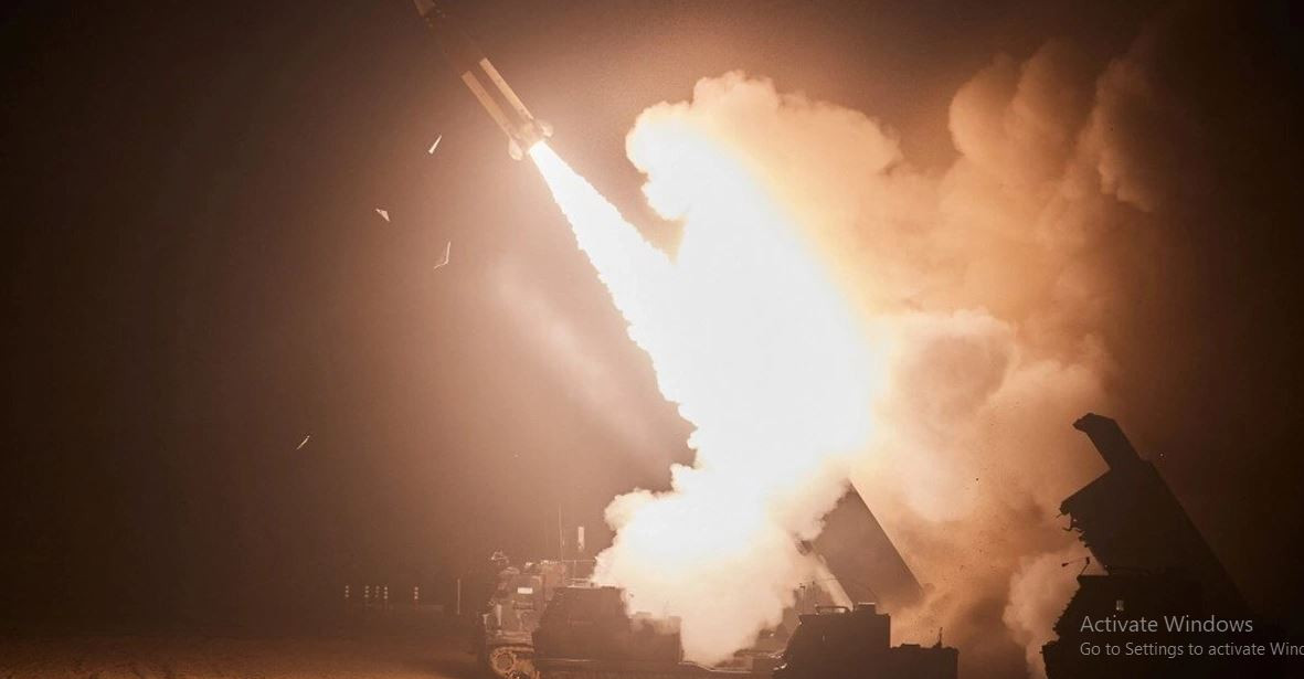 Quân đội Ukraine (AFU) mới đây đã phát động hàng loạt cuộc tấn công ác liệt vào sâu trong lãnh thổ Kursk. Một lượng lớn tên lửa ATACMS và đạn pháo tầm xa, rơi xuống như những hạt mưa, thắp sáng bầu trời đêm của thành phố Relsk, lửa và khói đan xen tạo nên như bối cảnh ngày tận thế. 