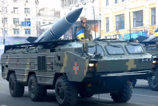 So với các cuộc tấn công chính xác tầm xa hàng ngày của Quân đội Nga vào sâu lãnh thổ Ukraine, thì Quân đội Ukraine hiện chỉ có tên lửa đạn đạo tầm ngắn Tochka-U, với tầm bắn 110 km; như vậy không thể “quấy rối” làm đứt các tuyến tiếp viện của Quân đội Nga, như giai đoạn đầu của cuộc xung đột.