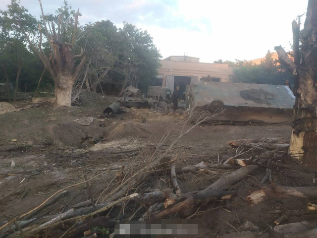 Cùng lúc đó, tại New Kakhovka, phía đông Kherson hiện do Quân đội Nga kiểm soát, cũng bị tấn công bởi Lữ đoàn tên lửa số 19 của Ukraine, làm một xe bọc thép MTLB và một số xe tải, cùng nhiều thiết bị quân sự của Nga bị hư hại.