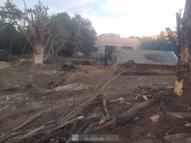 Cùng lúc đó, tại New Kakhovka, phía đông Kherson hiện do Quân đội Nga kiểm soát, cũng bị tấn công bởi Lữ đoàn tên lửa số 19 của Ukraine, làm một xe bọc thép MTLB và một số xe tải, cùng nhiều thiết bị quân sự của Nga bị hư hại.