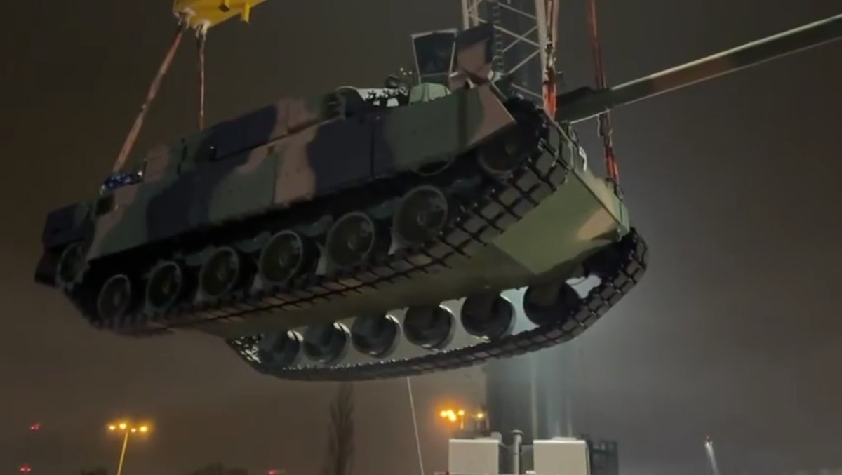 Kể từ tháng 12/2022, Ba Lan đã tiếp nhận 77 xe tăng K2, bao gồm 6 chiếc vào tháng 11/2024. Việc giao thêm 96 xe theo lịch trình vào năm 2025, cho thấy sự gia tăng đáng kể về tốc độ sản xuất và cung ứng, giúp tăng gấp ba lần tốc độ giao hàng hàng năm. Đồng thời khẳng định xu hướng đang định hình lại các chiến lược mua sắm quốc phòng của châu Âu.