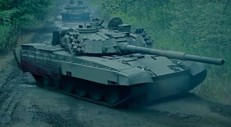 Vào thời kỳ đỉnh cao của sức mạnh quân sự trong Chiến tranh Lạnh, Quân đội Ba Lan đã sử dụng một số lượng lớn xe tăng do Liên Xô thiết kế, là một phần trong kho vũ khí của Khối Hiệp ước Warsaw.