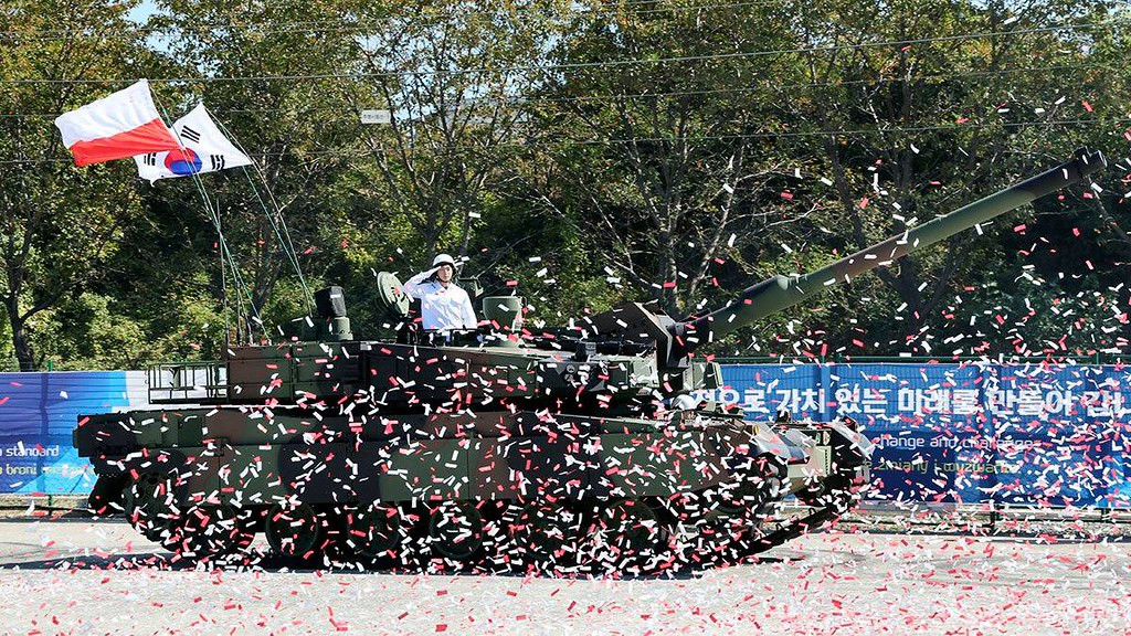 Chiến lược quốc phòng của Ba Lan, khác biệt rõ rệt so với các nước láng giềng châu Âu, khi họ từ chối áp lực của EU, về việc ưu tiên mua vũ khí của châu Âu, chẳng hạn như xe tăng Leopard 2A8 của Đức. Trong khi Warsaw đã tập trung vào việc mua những vũ khí tiên tiến của Mỹ và Hàn Quốc, với chi phí chỉ bằng một phần nhỏ. 