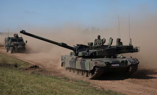 Quá trình chuyển đổi của Quân đội Ba Lan từ xe tăng thời Liên Xô sang xe bọc thép hiện đại theo chuẩn NATO, là một khía cạnh quan trọng trong quá trình hiện đại hóa quốc phòng của nước này. Đặc biệt là khi nước này ngày càng ủng hộ Ukraine, trong bối cảnh xung đột đang diễn ra với Nga.