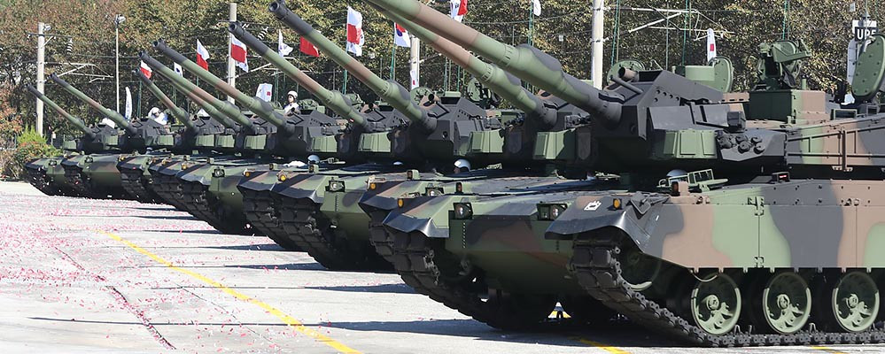 Đến năm 2026, đội xe tăng K2 của Ba Lan sẽ mở rộng theo cấp số nhân, khi bắt đầu giao hàng từ đơn đặt hàng lớn hơn gồm 820 xe tăng K2. Những chiếc xe tăng bổ sung này sẽ được lắp ráp tại địa phương theo thỏa thuận chuyển giao công nghệ, có lớp giáp tăng cường, hệ thống bảo vệ chủ động tiên tiến và hệ thống quản lý chiến trường do Ba Lan phát triển.