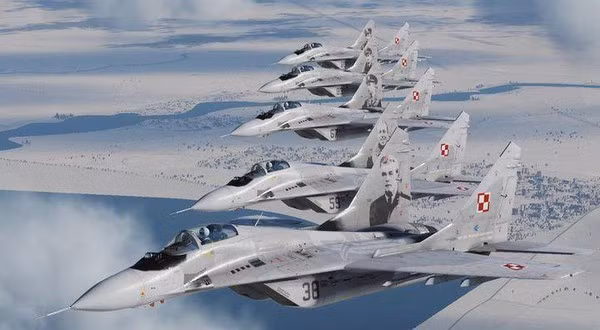 Ba Lan có khoảng 28 máy bay chiến đấu MiG-29, bao gồm cả hai phiên bản một và hai chỗ ngồi. Theo các chuyên gia quân sự những chiếc máy bay này sẽ tăng cường đáng kể sức mạnh không quân của Ukraine.