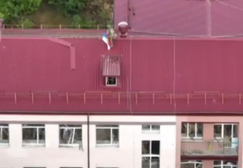 Đáng chú ý là biểu ngữ trên khắp thị trấn New York được treo bởi các binh sĩ thuộc Lữ đoàn bộ binh cơ giới số 9 của Quân đoàn 1 Donetsk, được thành lập trên cơ sở tiểu đoàn tấn công “Somalia” trước đây của lực lượng dân quân Donetsk. Ngay từ những ngày đầu tiên của cuộc xung đột vũ trang ở Donbass (năm 2014), đơn vị này đã thể hiện hiệu quả chiến đấu cao trong các trận đánh với Quân đội Ukraine.