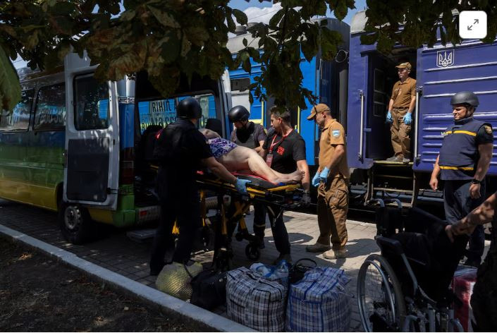 Như vậy, lực lượng dự bị của Ukraine được chuyển đến New York vào cuối tháng 7 để “tấn công vào sườn kẻ thù (tức là quân Nga)”, nhưng phải vội vã rút lui vì lo sợ quân Nga bao vây tiêu diệt. Nếu không rút kịp, kết quả là một cái vạc thực sự cho lực lượng dự bị của Ukraine ở phía đông New York sẽ khép lại và họ chỉ đầu hàng mới còn cơ hội sống sót. (Nguồn ảnh: CNN, Blind, Sputnik). 