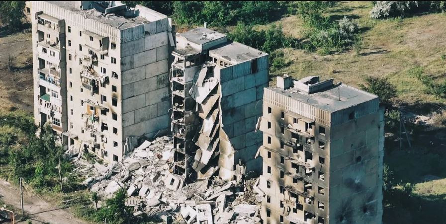 Do tại thị trấn New York có những tòa nhà kiên cố, được quân Ukraine biến thành các cứ điểm phòng ngự; quân Nga đối phó bằng việc sử dụng bom phá hạng nặng có điều khiển, thổi bay các vị trí phòng thủ của quân Ukraine. Những loại bom này, từ lâu đã trở thành cơn ác mộng thực sự đối với Quân đội Ukraine.