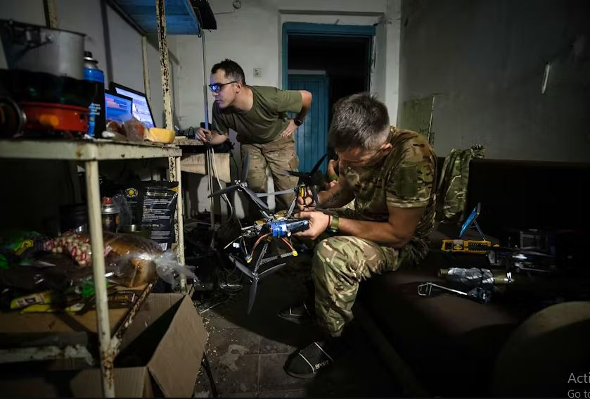 Trong những ngày qua, quân Nga tích cực chiến đấu nhằm đánh bật quân Ukraine ra khỏi khu dân cư ở thị trấn New York. Tuy nhiên, quân Ukraine kháng cự quyết liệt, tích cực sử dụng các loại vũ khí, đặc biệt là UAV FPV để chống lại các mũi xung kích của Nga. Phía bên Nga đã sử dụng hỏa lực pháo binh và bom lượn có điều khiển, để tấn công các vị trí phòng thủ của Ukraine.