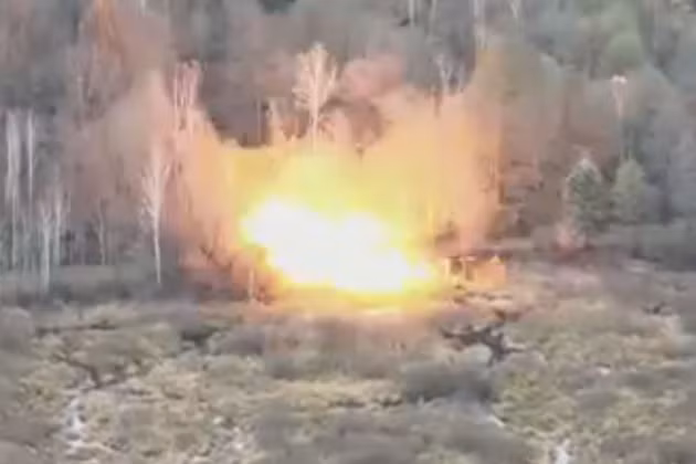 Sau khi tuyến tiếp tế từ Konstantinovka đến Bakhmut bị quân Nga cắt đứt bằng hỏa lực, thì vào ngày 11/2, cây cầu bắc qua kênh Seversky Donets-Donbass, ở phía tây làng Ivanovskoye (Krasnoye), đã bị nổ tung. Vẫn chưa biết chính xác bên nào đã phá hỏng cây cầu; nhưng có thể do công binh Ukraine phá hủy, nhằm không cho quân phòng thủ ở Bakhmut rút lui.