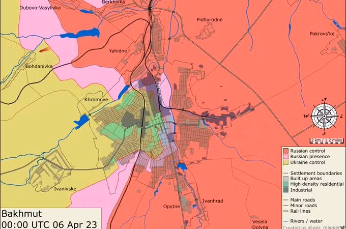 Ở phía bắc nhà ga, giao tranh vẫn tiếp diễn trên các con phố gần đồn cảnh sát Bakhmut; phía đông nhà ga và khu vực công viên của nhà ga, hai bên cũng nổ ra giao tranh ác liệt.
