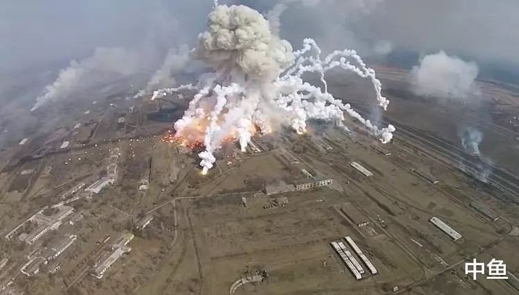 RIA Novosti đã công bố chùm ảnh sau khi kho vũ khí Ukraine bị tên lửa Nga tấn công, từ các bức ảnh có thể thấy rõ nhiều tên lửa Nga đã đánh trúng kho vũ khí của Ukraine và xảy ra vụ nổ dữ dội. Hiện trường vụ nổ thật thảm khốc, khói dày đặc cuồn cuộn và ngọn lửa bốc cao ngút và có thể quan sát thấy từ rất xa, cách đó vài chục km. 