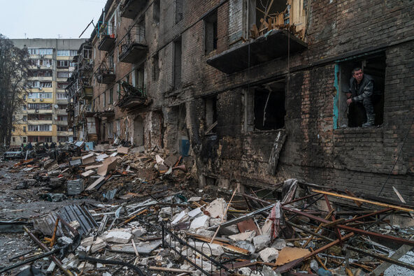 Thành phố Bakhmut mặc dù cơ bản đã bị hủy diệt, nhưng ý nghĩa chiến lược của nó rất quan trọng; nếu khi quân đội Ukraine phản công, quân Nga có thể lợi dụng môi trường chiến đấu đường phố, để trì hoãn cuộc tấn công của quân đội Ukraine. Đây là lý do tại sao, quân đội Nga quyết tâm tràn ngập Bakhmut. 