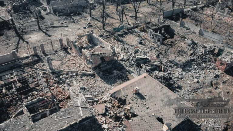 Bộ Quốc phòng Nga nêu rõ: “Chỉ trong vòng 24 giờ qua, lực lượng không quân chiến thuật Nga đã xuất kích nhiều loại máy bay chiến đấu thực hiện nhiệm vụ tấn công trong khu vực, lực lượng tên lửa và pháo binh Nga cũng đã hoàn thành hàng chục nhiệm vụ chi viện hỏa lực tầm xa. 