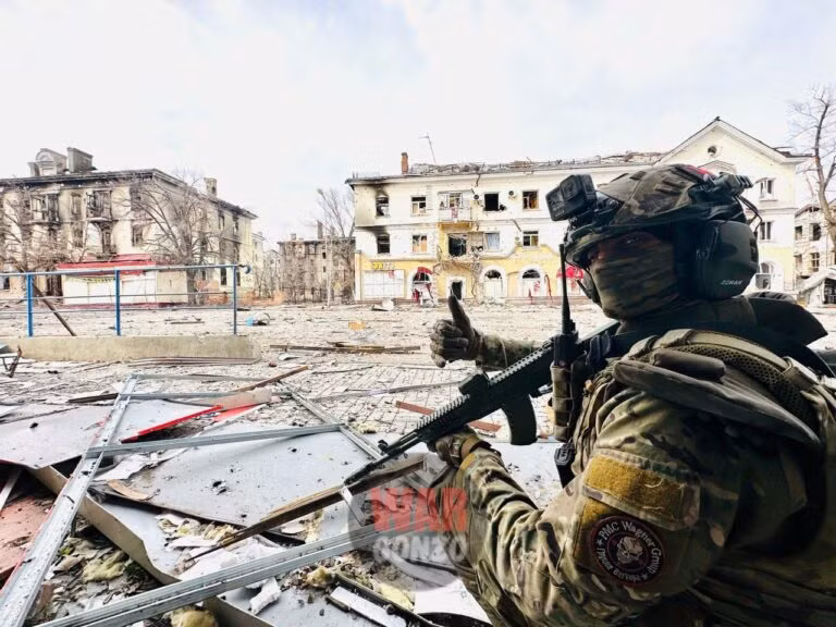 Theo tin từ Hãng tin Sputnik của Nga, vào tối 12/4 Bộ Quốc phòng Nga xác nhận, lực lượng lính đánh thuê Wagner của Nga đã tràn ngập thêm 3 khu phố tại Bakhmut. Đồng thời hoạt động phản công của Ukraine, vào bên sườn lực lượng lính đánh thuê Wagner, đã bị quân dù Nga chặn đứng hoàn toàn.