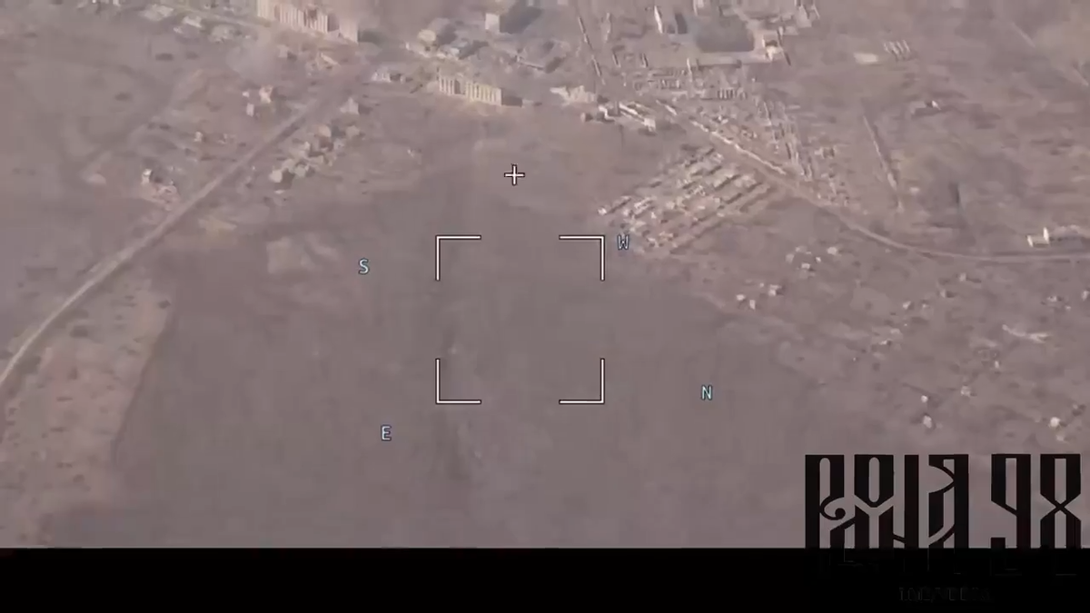 Hiện tại mới chỉ là tuần đầu tiên chiến dịch Chasov Yar chính thức bắt đầu, Quân đội Nga đã áp dụng nhiều biện pháp thẳng tay, dường như là nhằm nhanh chóng đạt được mục tiêu chiếm Chasof Yar; cùng với đó làm suy sụp tinh thần chiến đấu của Quân đội Ukraine. Tiếp đó chuẩn bị cho mặt trận Kharkov tiếp theo. (Nguồn ảnh: Topwar, Rybar, RIA Novosti, Ukrinform).