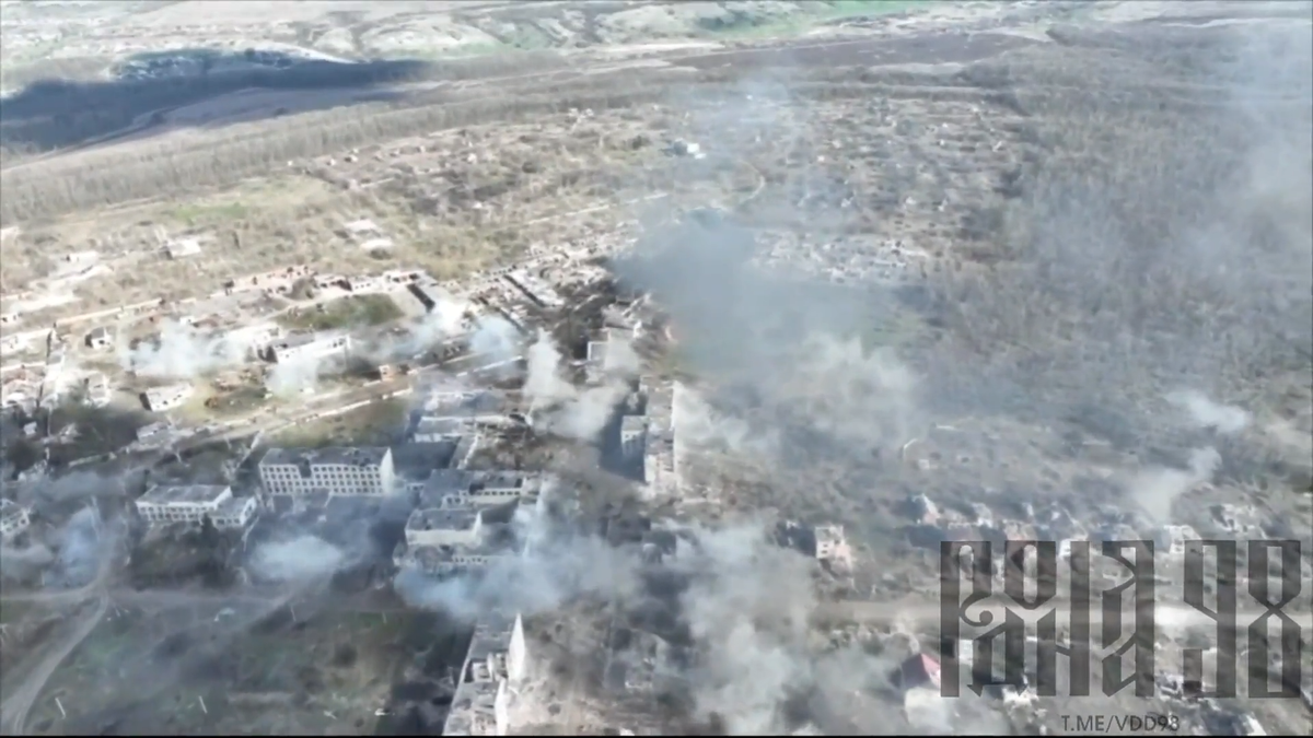 Đồng thời, Quân đội Ukraine cũng vẫn còn kiểm soát một số tòa nhà cao tầng ở phía nam tiểu khu kênh đào, vì những tòa nhà bê tông này không dễ bị đánh sập hoàn toàn, nên quân Ukraine vẫn có thể dựa vào những vật cản này để tiếp tục chống trả quân Nga tấn công. 