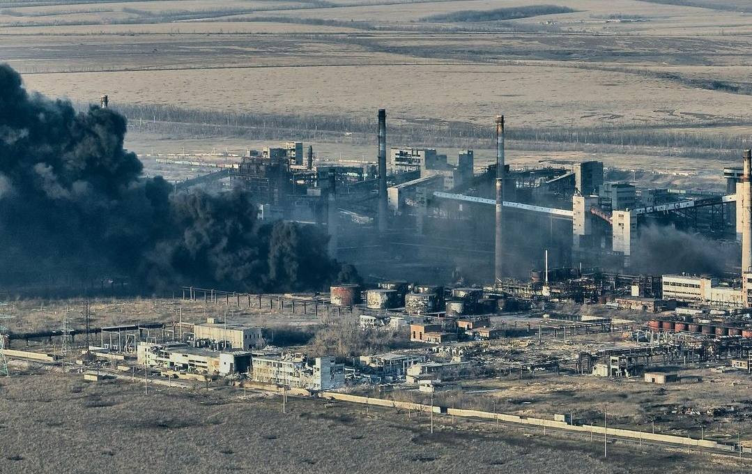 Hãy nhìn những công sự kiên cố bị Nga ném bom, không ai có thể đến giải cứu và cũng không có thể giải cứu. Bom của Nga khiến các đơn vị phòng thủ Ukraine bị thiệt hại nghiệm trọng, buộc họ phải rút về vị trí dự bị; lúc này UAV tự sát và pháo 152mm của Nga mới ra đòn gây ra thương vong nghiêm trọng.