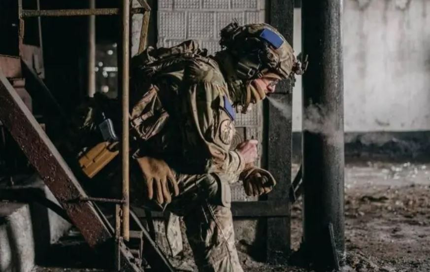 Khác với trận phòng thủ Bakhmut vào đầu năm ngoái, khi quân Nga tấn công chỉ sử dụng hỏa lực pháo binh, thì trong chiến dịch Avdiivka, quân Nga đã sử dụng nhiều bom hạng nặng, khiến quân Ukraine phòng thủ bị thương vong nặng nề. Mặc dù công sự phòng thủ tại Avdiivka kiên cố gấp nhiều lần Bakhmut.