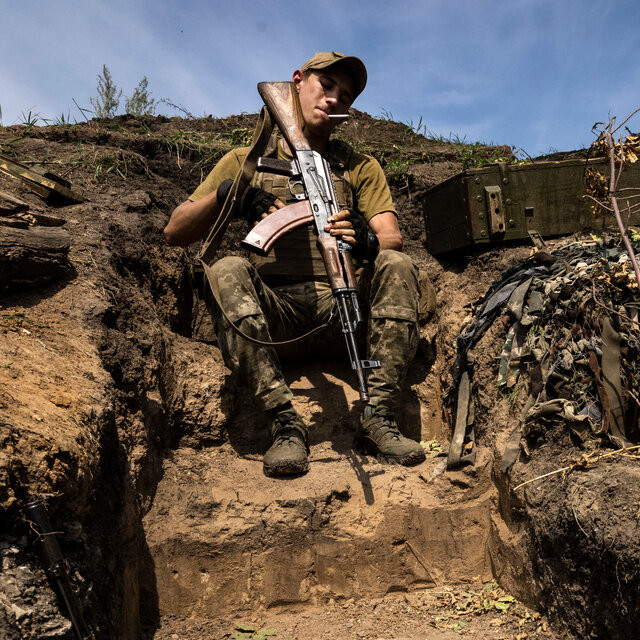 Bên cạnh đó, quân Ukraine cũng xây dựng hệ thống công sự hầm hào chiến đấu, các điểm chốt phòng ngự từ xa, mặc dù không kiên cố như trên, nhưng có thể ngăn chặn bộ binh, xe tăng Nga tấn công và hạn chế sức sát thương của đạn pháo; ngoài ra quân số ở đây cũng ít hơn.