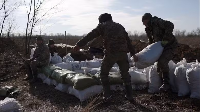Như vậy sau gần hai năm tấn công không ngừng nghỉ, “thành phố pháo đài” Avdiivka cuối cùng cũng phải “chịu khuất phục” trước quân Nga. Binh lính Ukraine mặc dù đã rút về các vị trí ven rừng cây và cánh đồng ở phía tây, những vẫn còn hoảng sợ trước hỏa lực mãnh liệt của quân Nga.