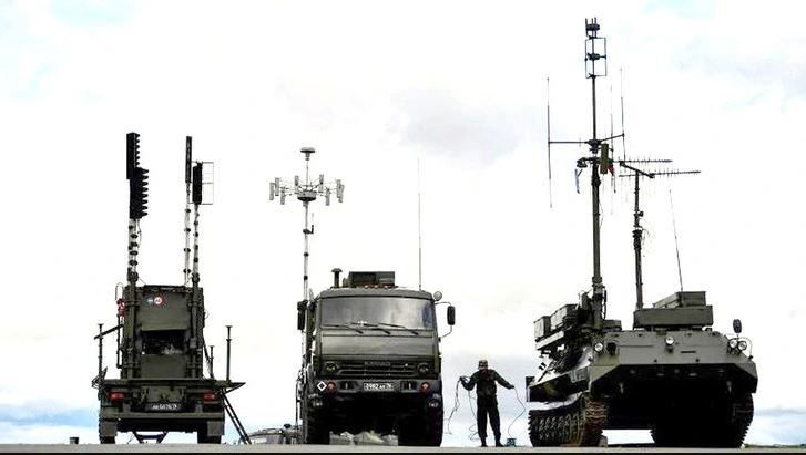 Khía cạnh thứ hai là tổ chức, phối hợp hỏa lực phòng không các cấp. Ở khía cạnh thứ ba, chúng ta cũng phải chú ý đến khả năng tác chiến điện tử của mình và cố gắng sử dụng các phương pháp tác chiến điện tử với phạm vi tấn công rộng và hiệu quả, khiến UAV của đối phương trở nên kém hiệu quả và mất kiểm soát.