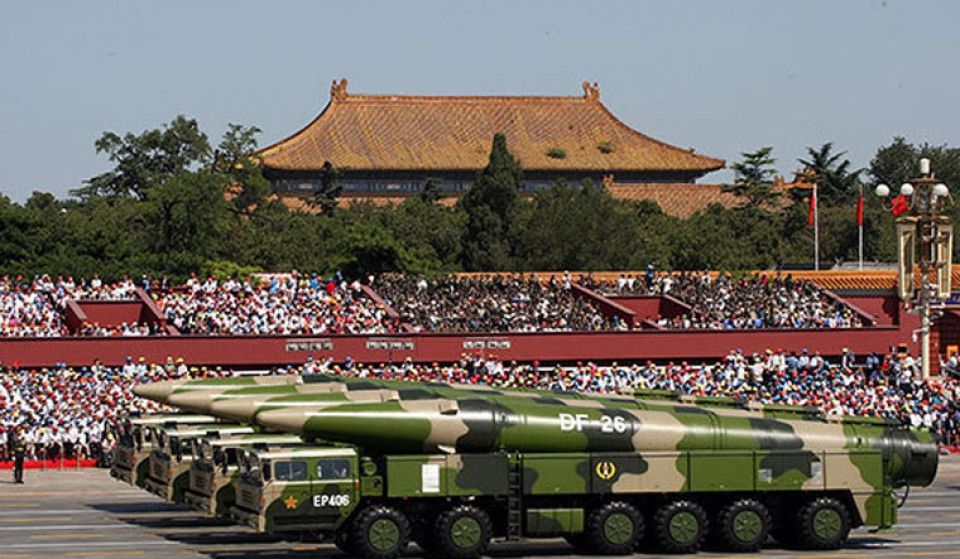 Tờ Sina cho biết, để có thể đứng ngang hàng với Mỹ và Nga, Trung Quốc cần trả lời được ba câu hỏi. Một là, Trung Quốc hiện có bao nhiêu đơn vị vũ khí hạt nhân? Đây là một trong những yếu tố, hiện đang giúp Nga và Mỹ giữ vị thế hàng đầu thế giới của mình.