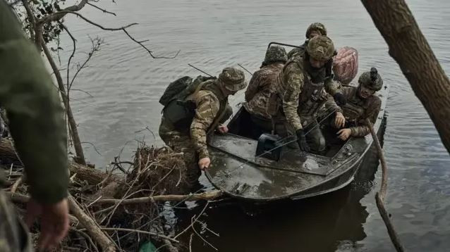 Chiến dịch mạo hiểm vượt sông Dnieper của Quân đội Ukraine, với thiệt hại quá lớn về quân số, đã gây dư luận bức xúc trong Quân đội Ukraine, khiến lãnh đạo Quân đội Ukraine phải dừng chiến dịch vượt sông phiêu lưu và hiện tại đã chuyển sang chiến thuật như đã trình bày ở trên. (Nguồn ảnh: Topwar, CNN, Forbes, Kyiv Independent).