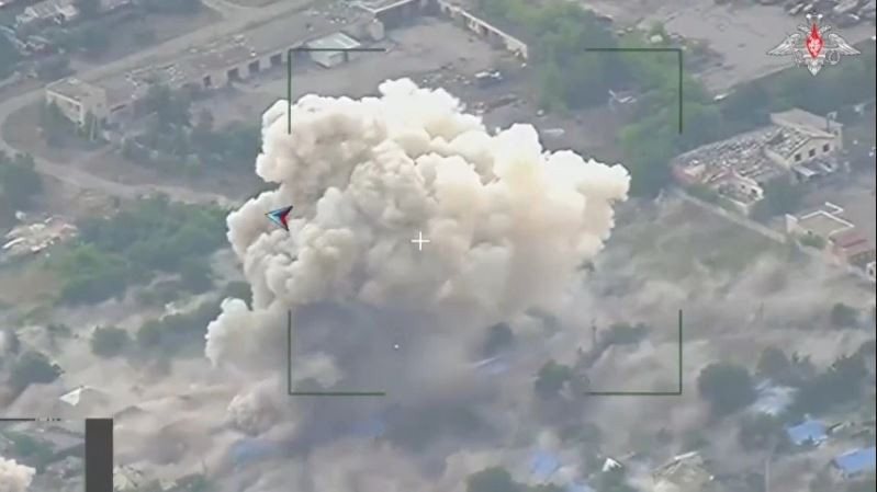 Theo thông tin của blogger Mikhail Zvinchuk ngày 3/11, Quân đội Nga đã phóng hàng loạt UAV tự sát Geran-2 và tên lửa Iskander vào các điểm tập kết và căn cứ hậu cần của Quân đội Ukraine ở tình Sumy. Chỉ cần phát hiện Quân đội Ukraine đang cố gắng tập hợp lực lượng, quân Nga ngay lập tức nã hỏa lực vào.