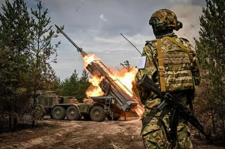 Phát hiện ra điều này, Quân đội Nga đang đẩy mạnh tấn công vào quân Ukraine tập trung tại khu vực biên giới Sumy bằng tên lửa phóng loạt, máy bay chiến đấu, UAV vũ trang và pháo hạng nặng… vào các điểm tập kết của Quân đội Ukraine, gần như không ngừng nghỉ.