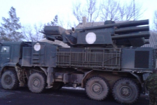 Theo các chuyên gia, tính theo chiều dài biên giới của Cộng hòa Nhân dân Luhansk (LPR) và Donetsk (DPR) tự xưng, lực lượng dân quân cần trang bị ít nhất 10 hệ thống tên lửa phòng không Pantsir-S. Các tổ hợp này đã chứng tỏ tính năng kỹ chiến thuật khá tốt ở Libya và Syria trong cuộc chiến chống lại UAV của Thổ Nhĩ Kỳ.