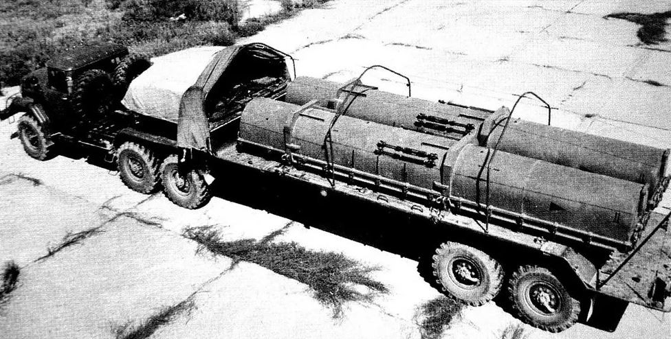 Trong bức ảnh chụp tại nhà ga Zaporozhye, chắc chắn người ta có thể nhận ra chiếc xe đặc chủng chở đạn 9T238, có thể chở hai tên lửa Tochka hoặc Tochka-U. Việc vận chuyển được thực hiện vào ban đêm và trong tình trạng bí mật cho thấy, Quân đội Ukraine đang chuẩn bị sử dụng tên lửa đạn đạo chiến thuật, trong cuộc chiến chống lại lực lượng ly khai Miền Đông.