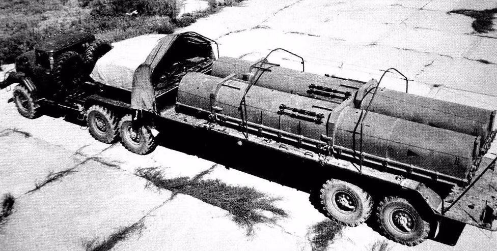 Trong bức ảnh chụp tại nhà ga Zaporozhye, chắc chắn người ta có thể nhận ra chiếc xe đặc chủng chở đạn 9T238, có thể chở hai tên lửa Tochka hoặc Tochka-U. Việc vận chuyển được thực hiện vào ban đêm và trong tình trạng bí mật cho thấy, Quân đội Ukraine đang chuẩn bị sử dụng tên lửa đạn đạo chiến thuật, trong cuộc chiến chống lại lực lượng ly khai Miền Đông.