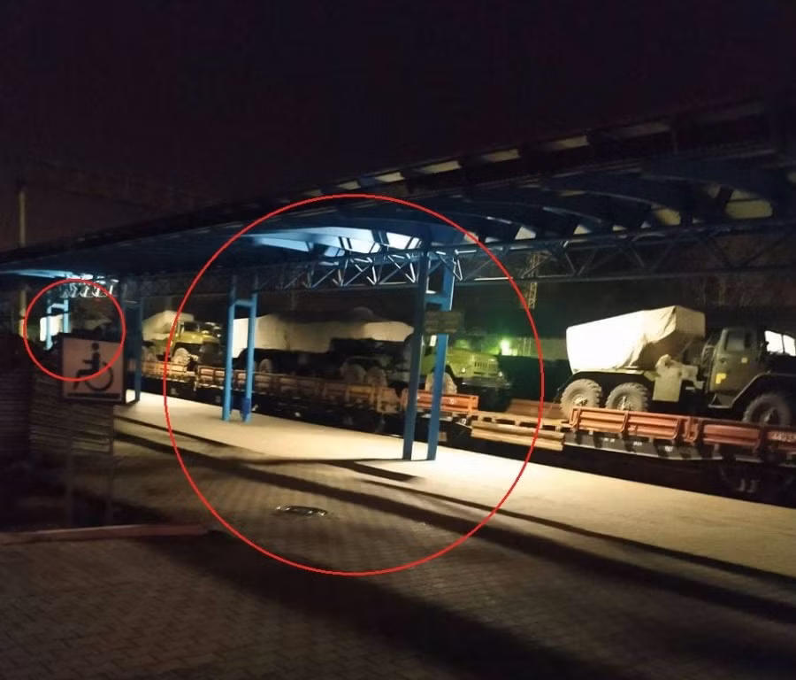 Trong hình ảnh được chụp, người xem có thể thấy khoảnh khắc đi qua của đoàn tàu, trên các toa xe có nhiều hệ thống pháo phản lực phóng loạt Grad; tuy nhiên, sự chú ý nhiều hơn được thu hút bởi một ô tô kéo mooc phủ bạt. Theo các chuyên gia, đó chính là hệ thống tên lửa chiến thuật Tochka hay Tochka-U.