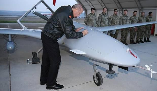 Còn Ngoại trưởng Thổ Nhĩ Kỳ Mevlut Cavusoglu nói rằng, số UAV TB2 mà Kiev mua được của Thổ Nhĩ Kỳ, không còn thuộc chủ quyền của Thổ Nhĩ Kỳ sau thỏa thuận mua bán. Theo ông, “Ukraine nên ngừng sử dụng tên của đất nước chúng tôi với loại UAV TB2”.