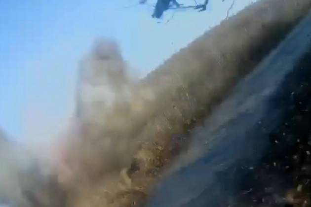 Một đoạn UAV trên mạng xã hội quay lại cảnh một quân nhân Ukraine đang sử dụng điều khiển UAV, thì bị một quả đạn cối 120 ly 2S9 Nona-S bắn trúng; cảnh quay này có lẽ anh ta đang đặt máy ở một vị trí, để tự quay cảnh anh ta đang điều khiển UAV.